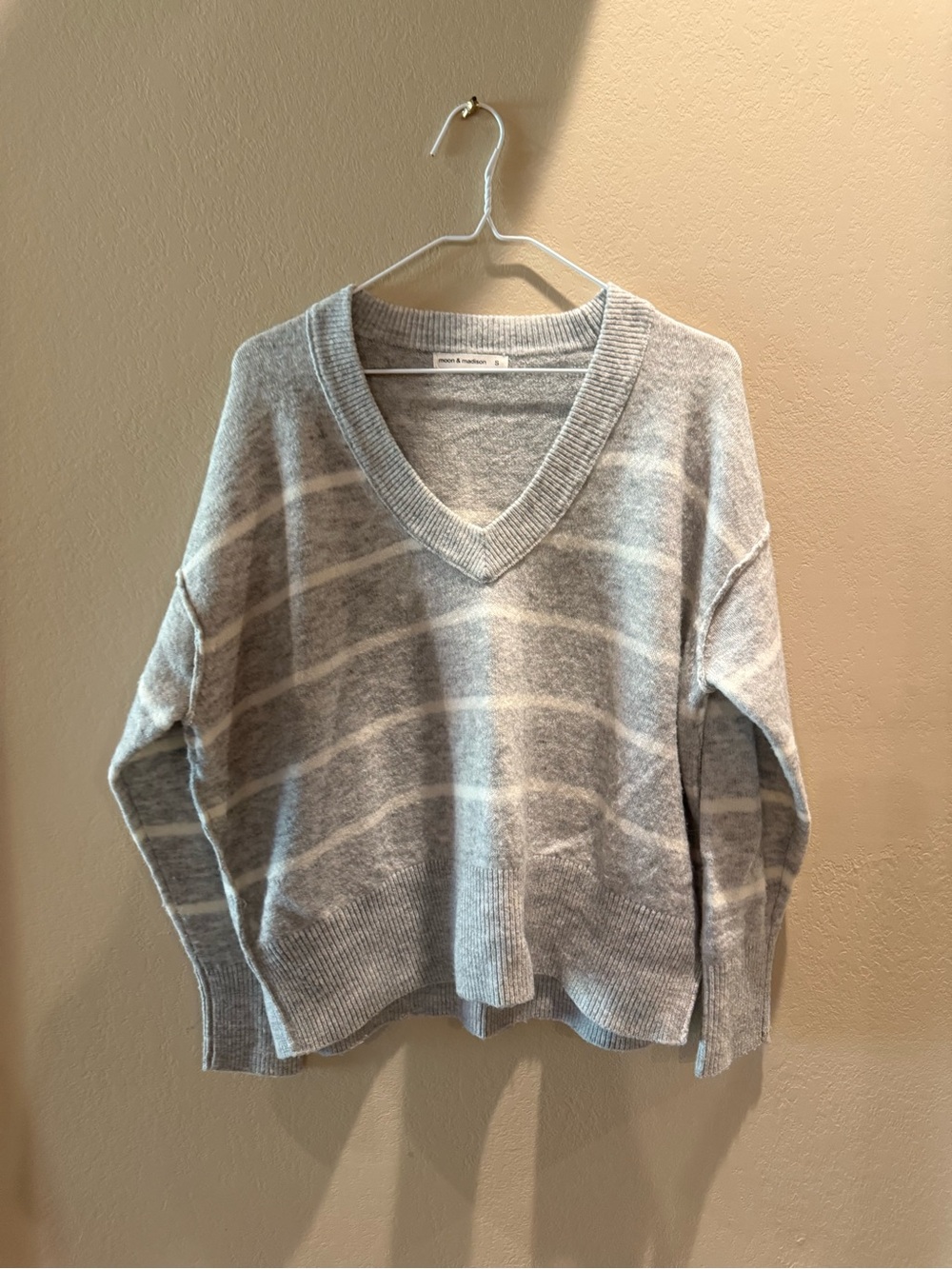 moon & madison Light Gray Striped V-Neck Sweater